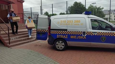 pracownicy podczas dystrybucji żywności 