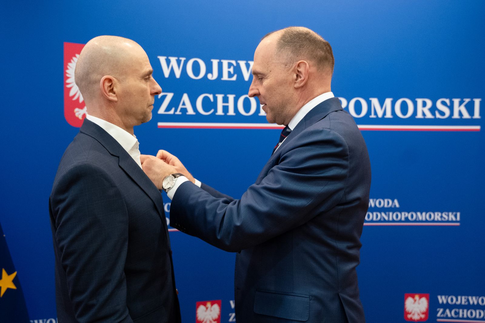 Pan Wojeowdy przypinajacy medal panu Robertowi Sobczakowi