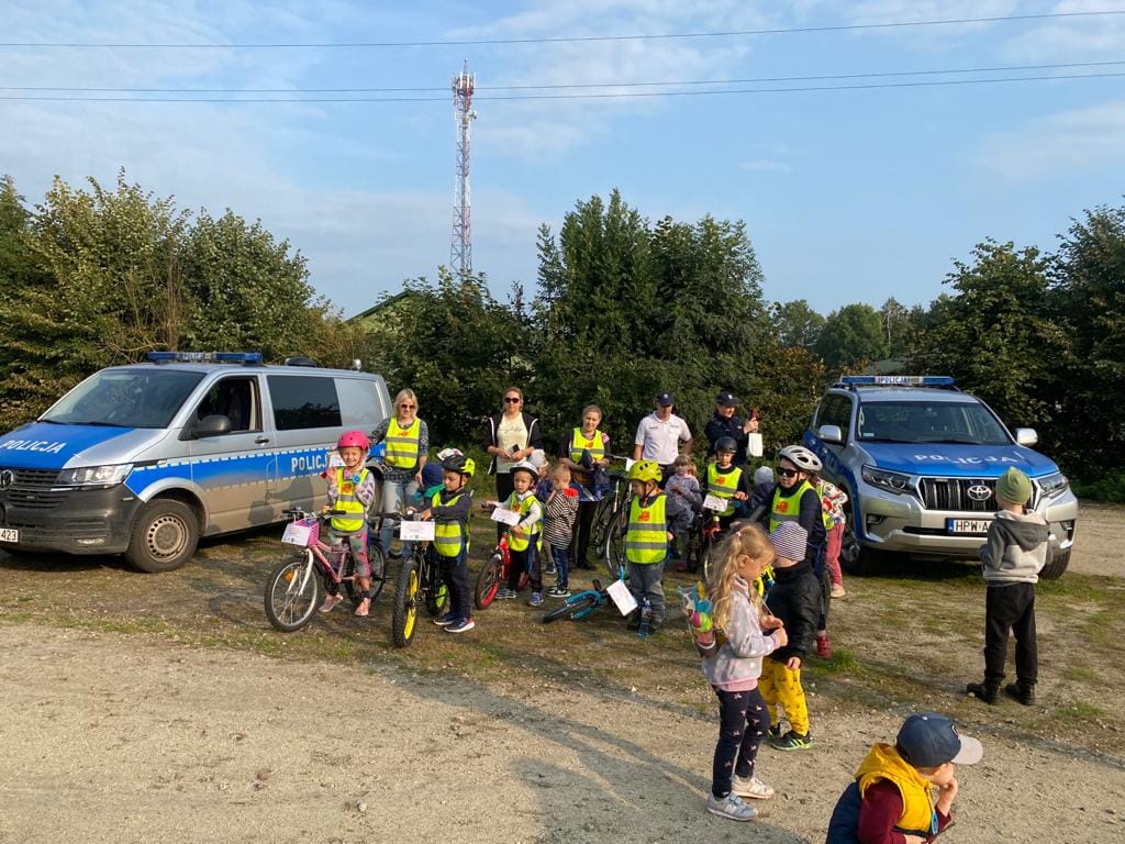 dzieci podczas startu rajdu