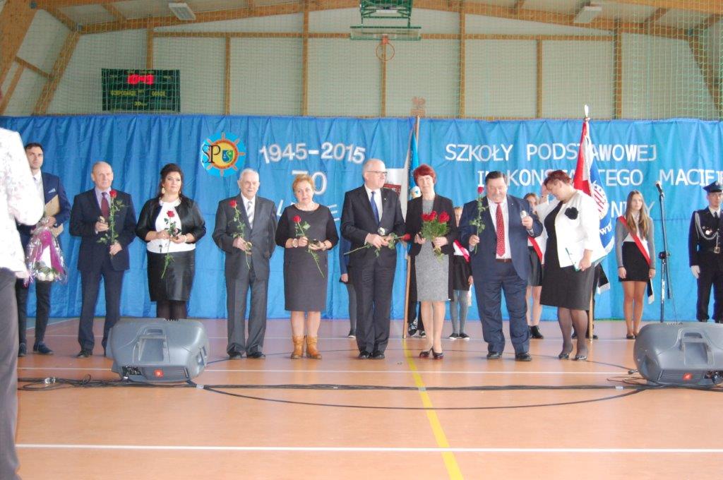 Wręczenie kwiatów na uroczystej gali. Link prowadzi do powiększonej wersji.