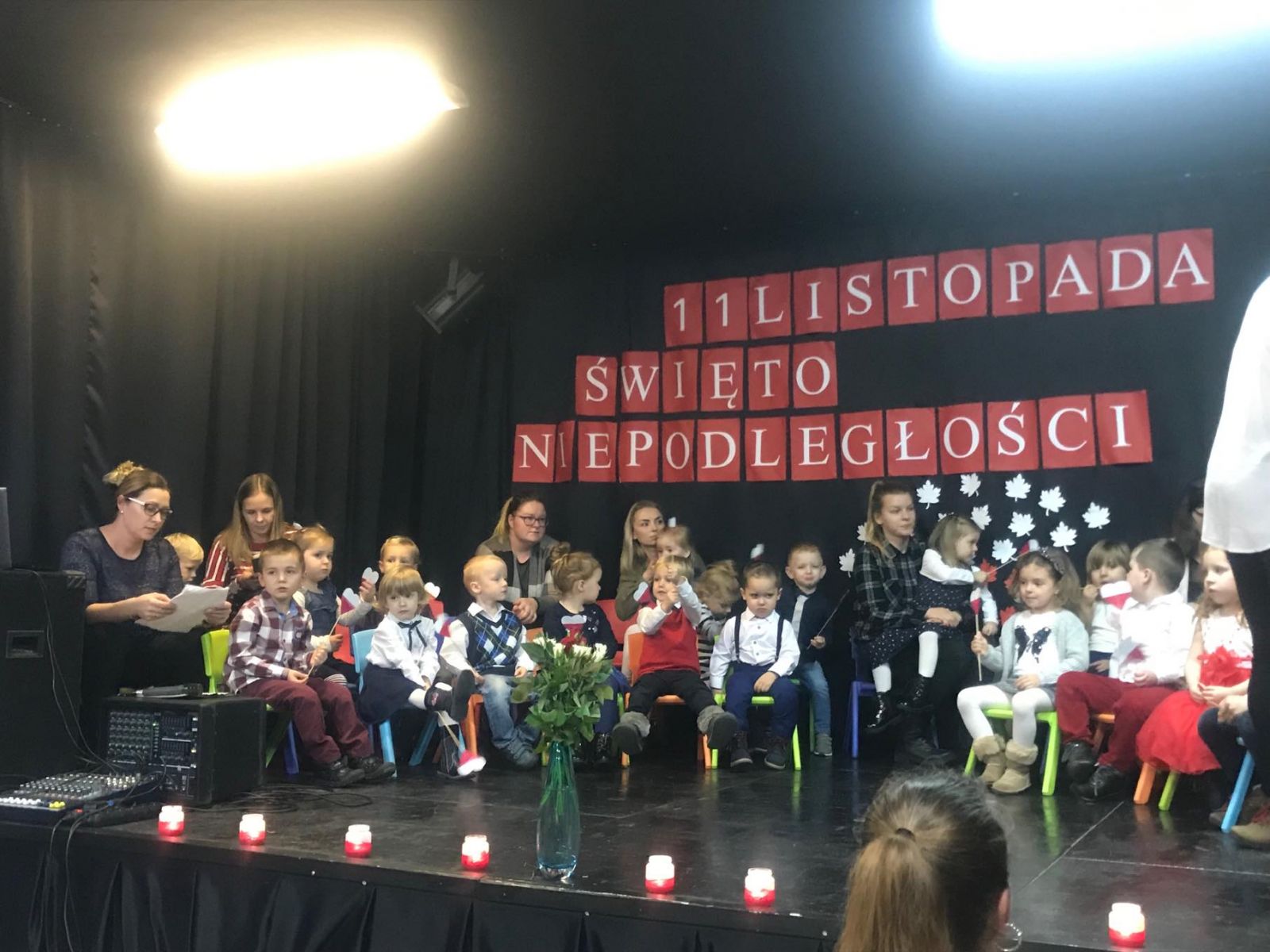 Dzieci podczas występów. Link prowadzi do powiekszonej wersji zdjecia.