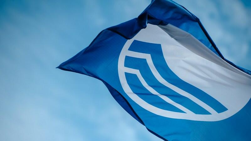 powiewająca błękitna flaga