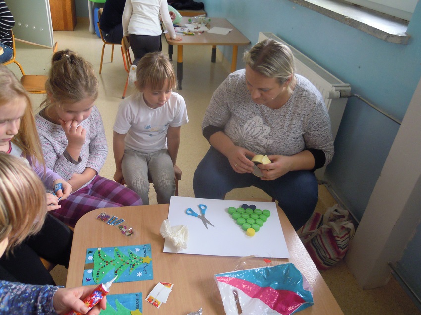 dzieci i rodzice wykonują kartki świąteczne 