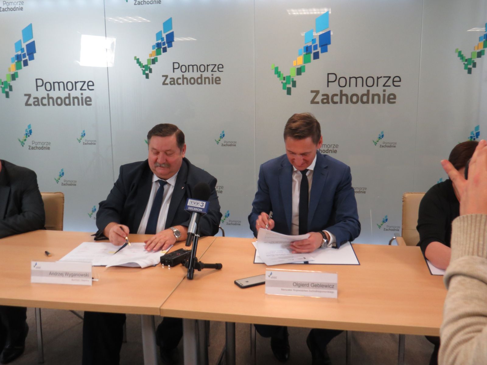 Marszałek i Burmistrz podpisują umowę o dofinansowanie  