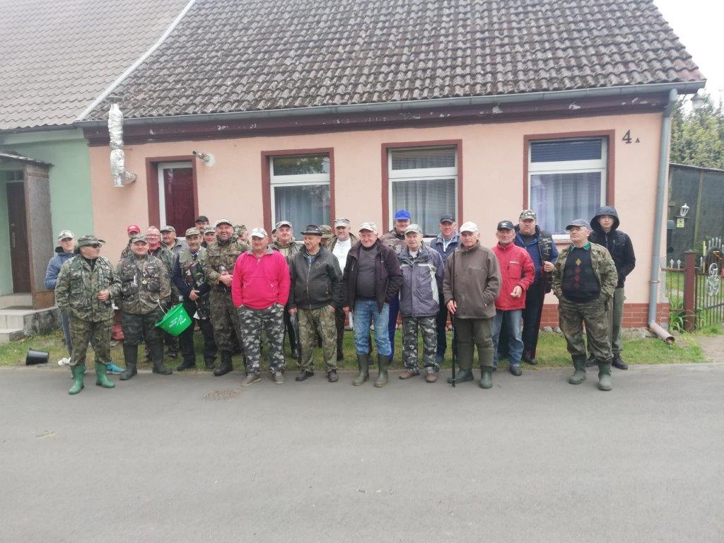 Uczestnicy zawodów wędkarskich na kanale miłowskim 01 05 2019
