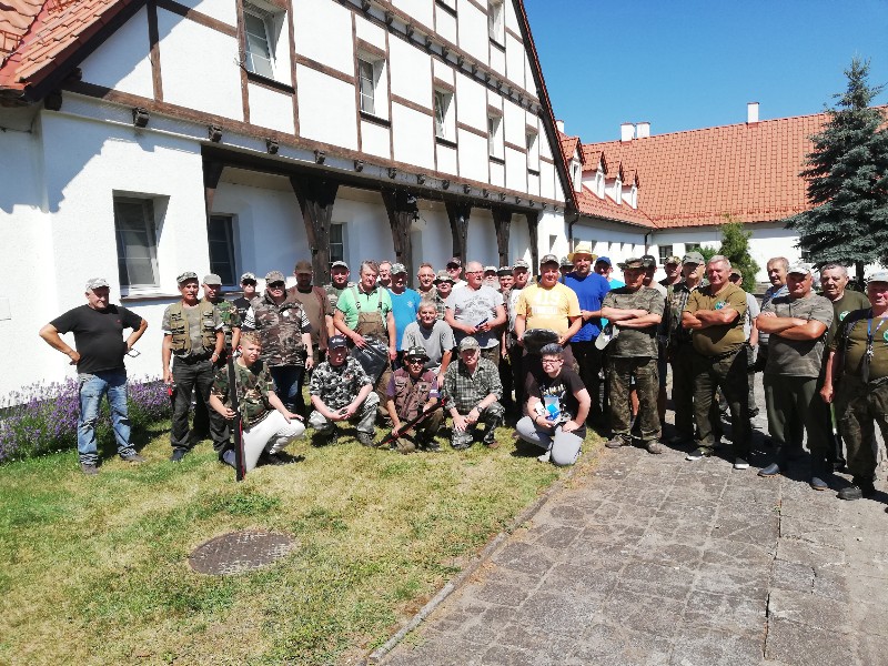 uczestnicy zawodów wędkarskich w Czarnocinie