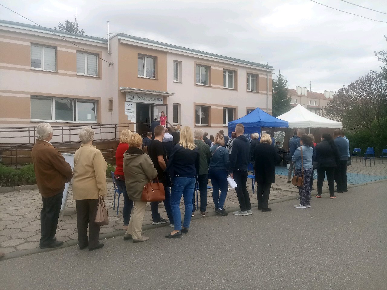 ludzie przed szczepieniem
