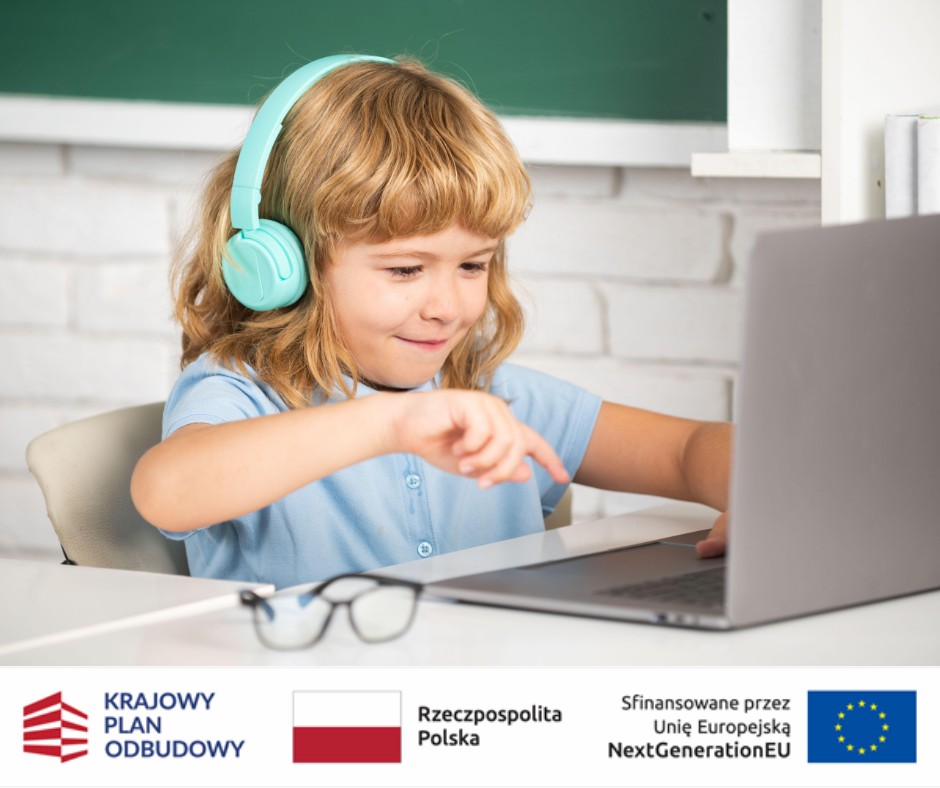 dziewczynka ucząca sie na laptopie. zdjecie poglądowe 