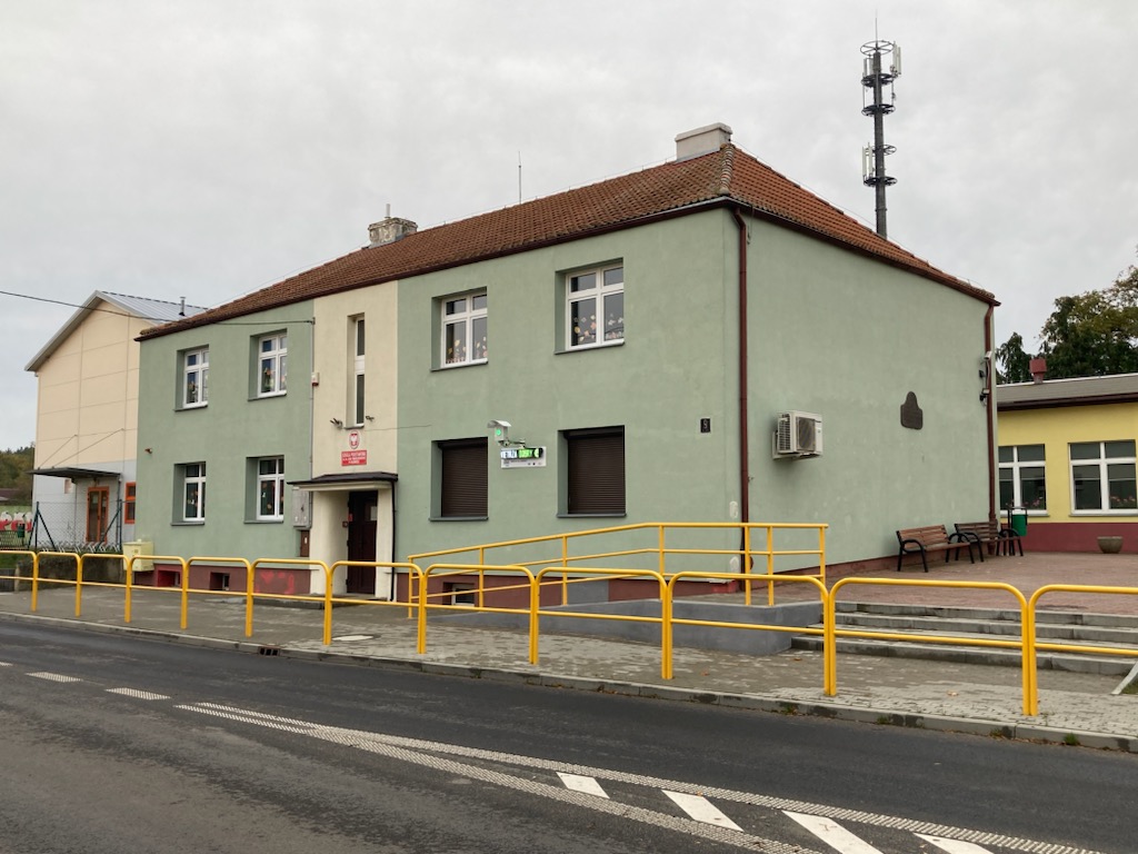 budynek szkoły podstawowej w Racimierzu