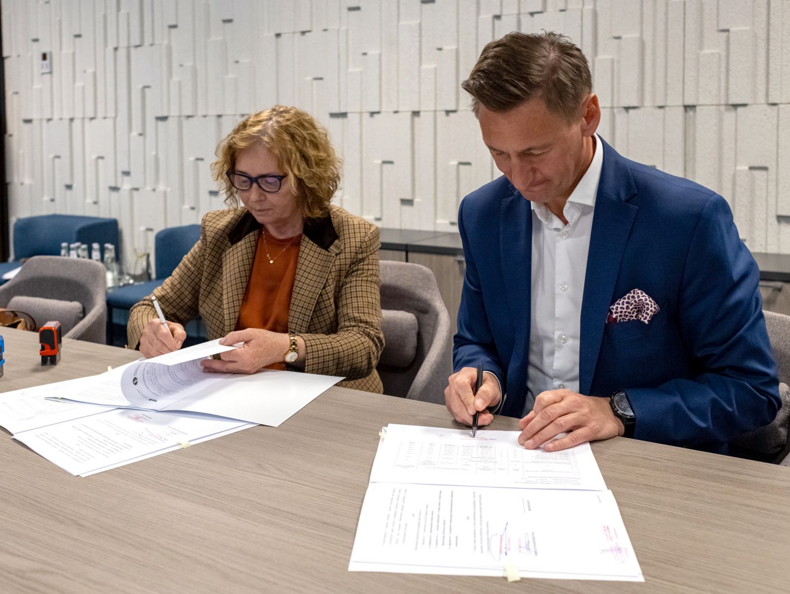 Dyrektor Miejskiej Biblioteki Publicznej i Marsząłek Województwa Zachoddniopomorskiego podczas podpisywania umowy o dofinansowanie.