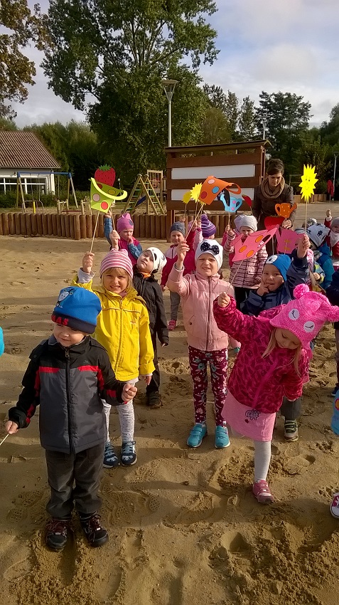 przedszkolaki na plaży w Stepnicy żegnają lato 