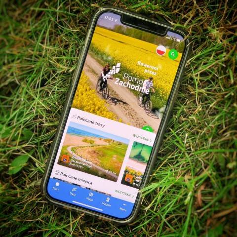 telefon  komórkow z wyświetloną aplikacją 