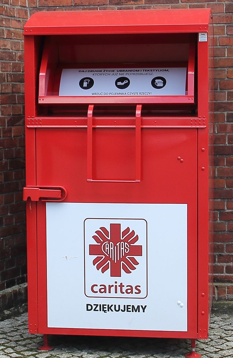 pojemnik caritasu na odzież 