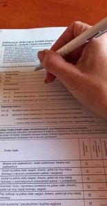 Ręka podpisująca deklaracje