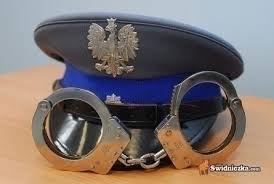 Czapka policyjna i kajdanki. Link prowadzi do powiększonej wersji.