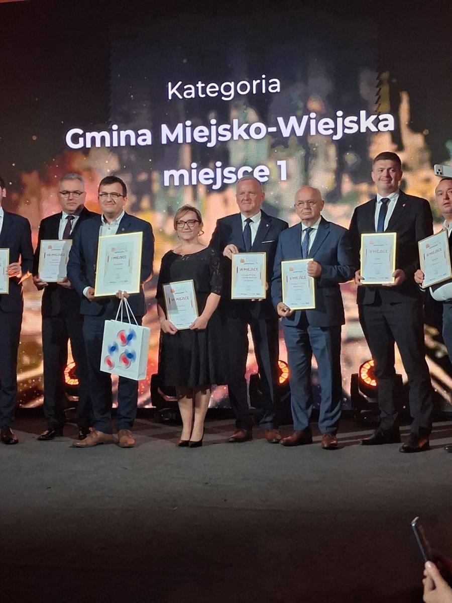 Pani Skarbnik w towarzystwie innych wyróżnionych na scenie podczas Gali perły samorzadu