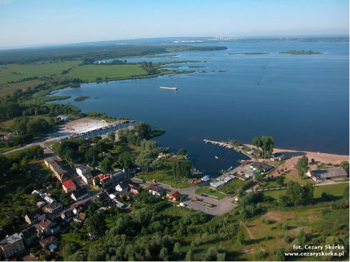 Widok na port od strony zalewu. Link otwiera powiększoną wersję zdjęcia.