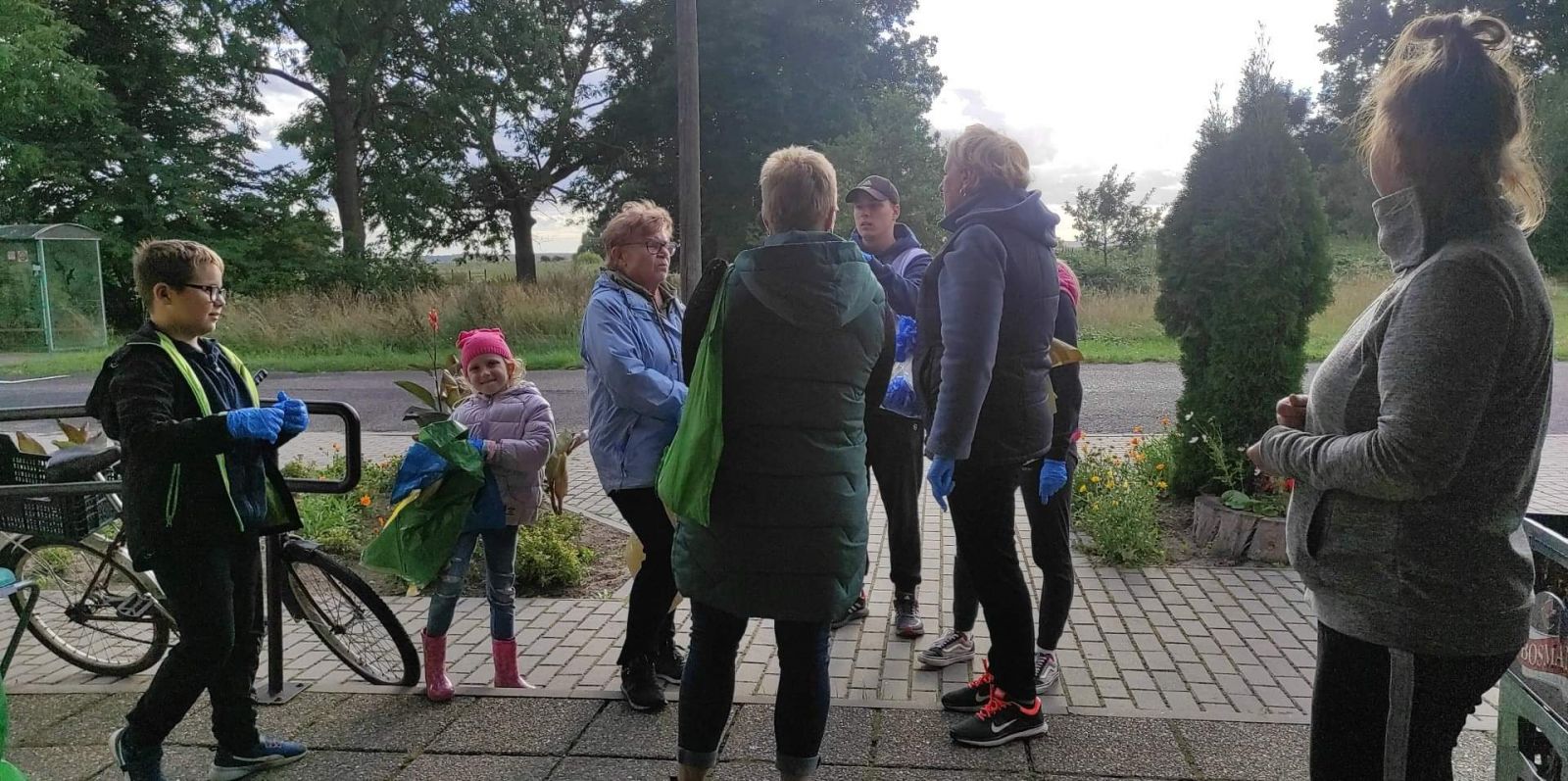 mieszkańcy Gasierzyna podczas sprzątania