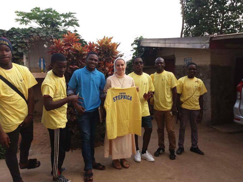 Siostra zakonna ze swoimi podopiecznymi. Link prowadzi do powiększonej wersji.