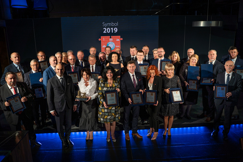 Zdjęcie zbiorowe laureatów Symbol 2019. Link prowadzi do powikszonej wersje zdjęcia.