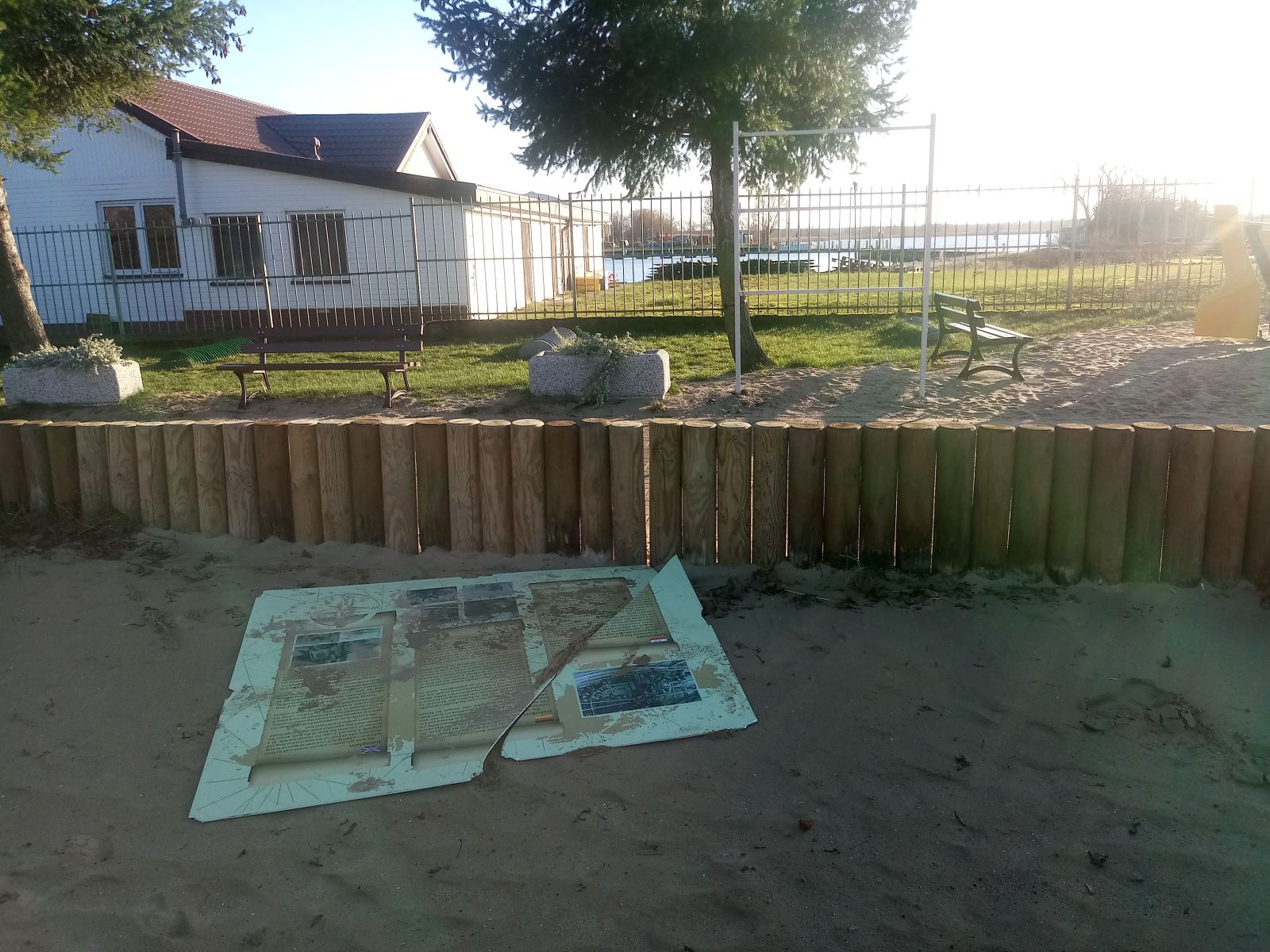 zniszczona tablica na plaży